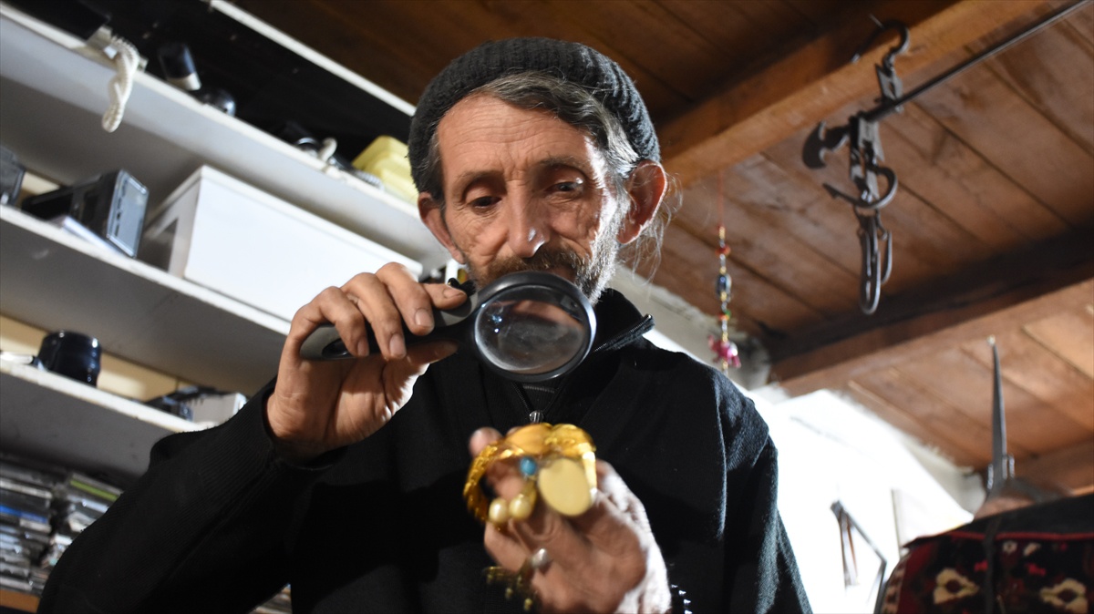 İsmail Duran, lokantayı dönüştürdüğü dükkanda 8 tır dolusu eşya sergiliyor