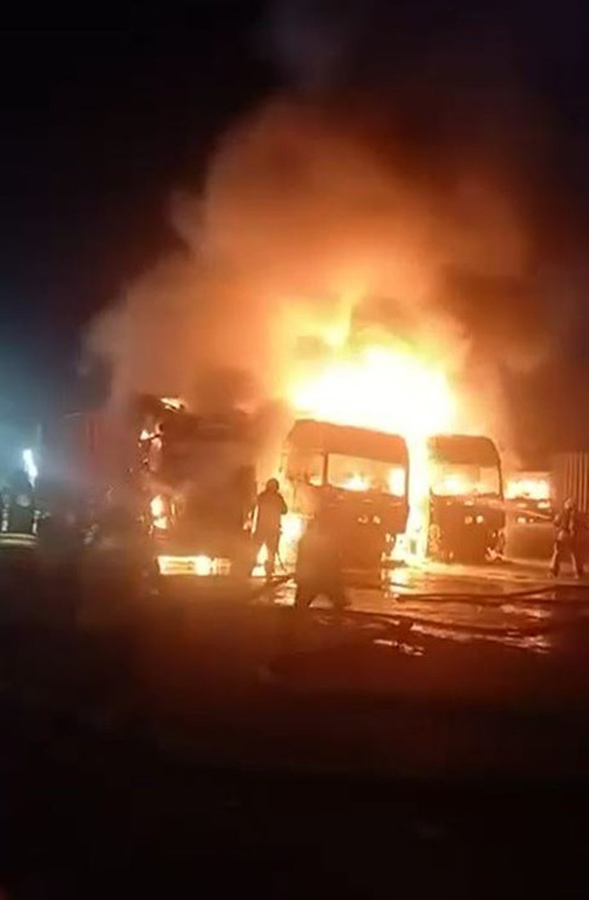 İstanbul Beylikdüzü\'nde tır garajındaki yangını 3 şahıs kundakladı, 4 tır küle döndü