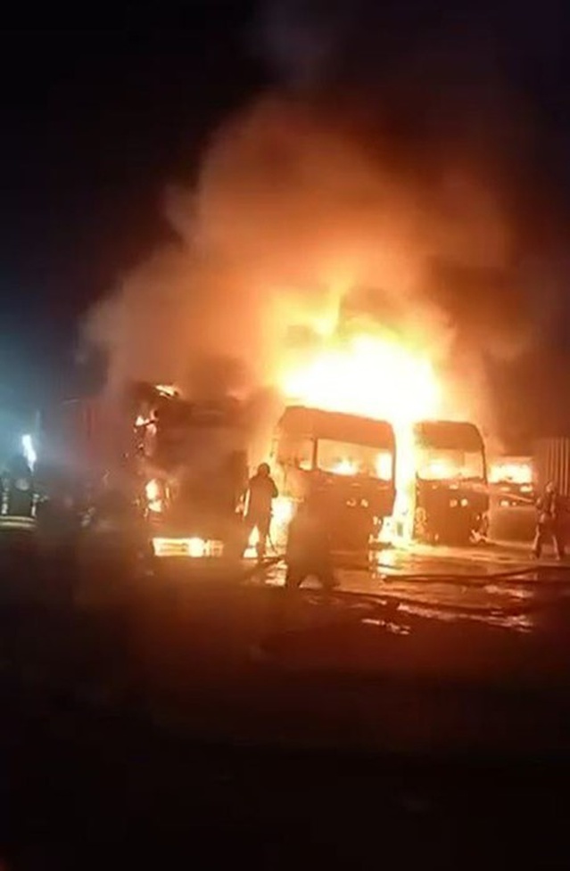 İstanbul Beylikdüzü'nde tır garajındaki yangını 3 şahıs kundakladı, 4 tır küle döndü