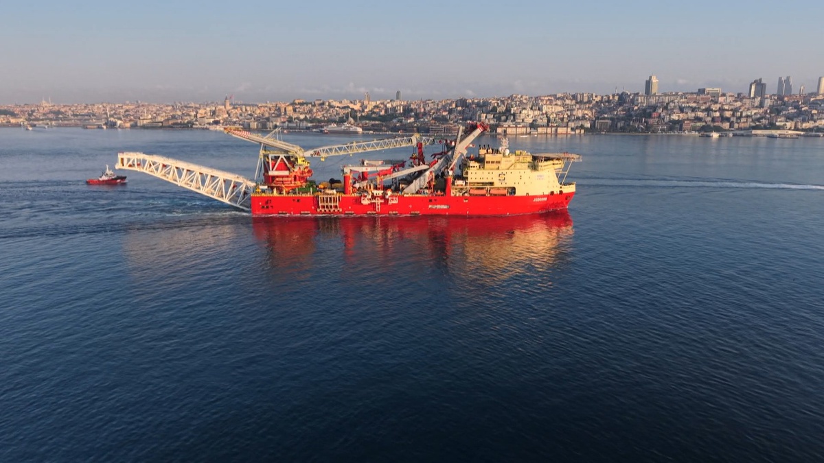 Bakan Uraloğlu, Boğaz\'daki JSD6000 geçişi sonrası gemi trafiğinin açıldığını duyurdu