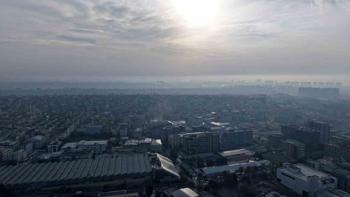 İstanbul\'da puslu hava silueti kapladı, Kağıthane\'de hava kalitesi indeksi 119 oldu