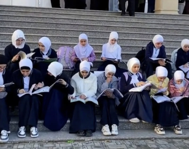 İşte Azerbaycan'daki başörtüsü yasağının perde arkası