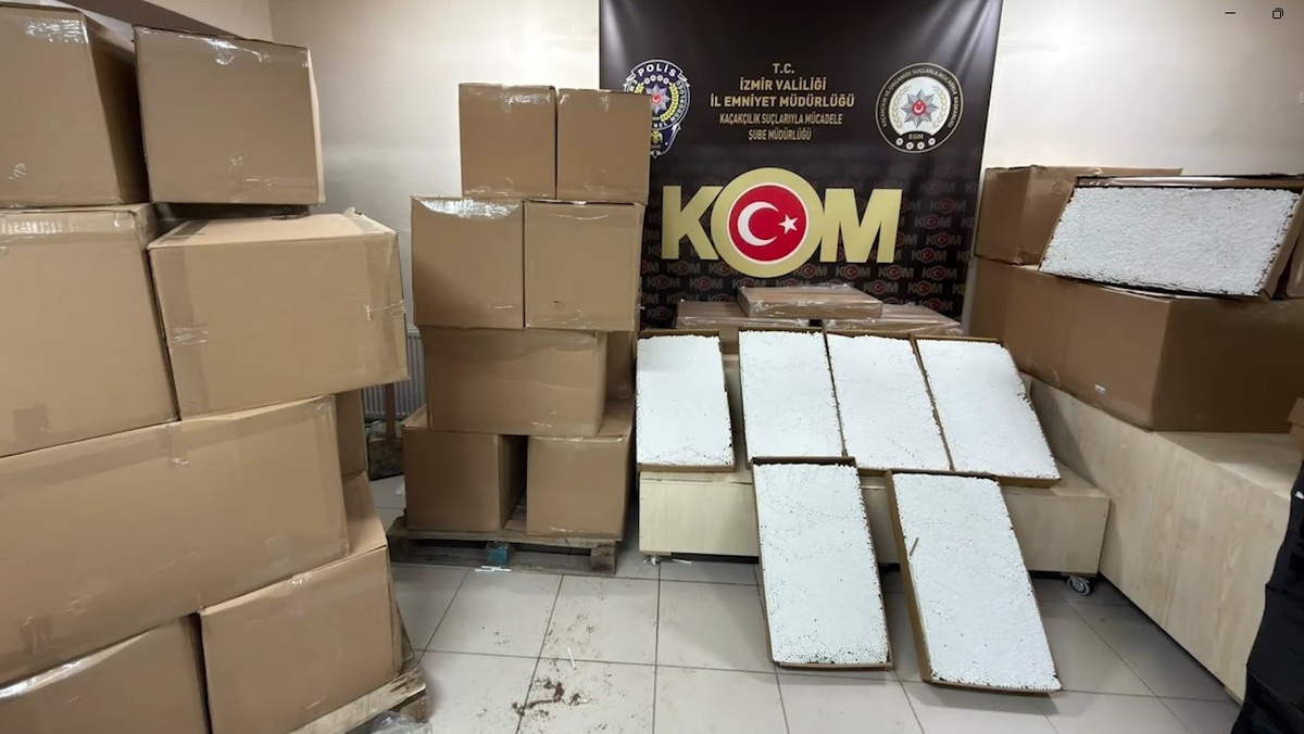 İzmir Bornova\'da seyyar depo minibüste 1 milyon 100 bin dolu makaron ele geçirildi