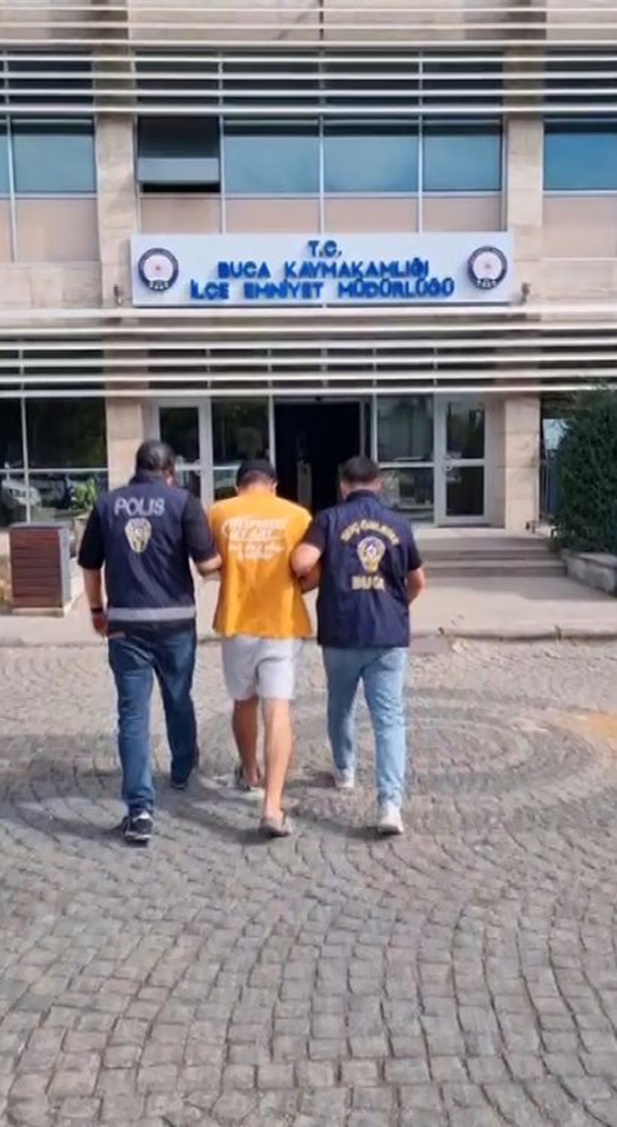 İzmir Buca\'da 13 yıl 3 ay ve 24 yıl 7 ay 9 gün cezaları bulunan 2 firari yakalandı