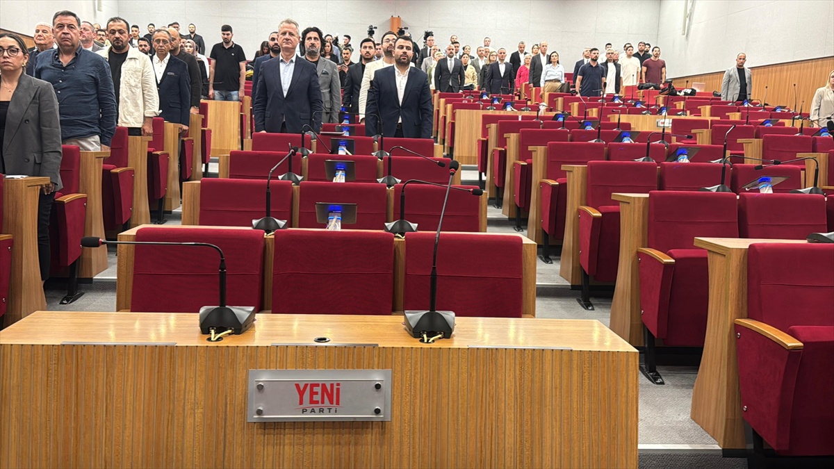 İzmir Büyükşehir Meclisi yeter sayı bulamayınca toplantı 15 Ekim\'e ertelendi