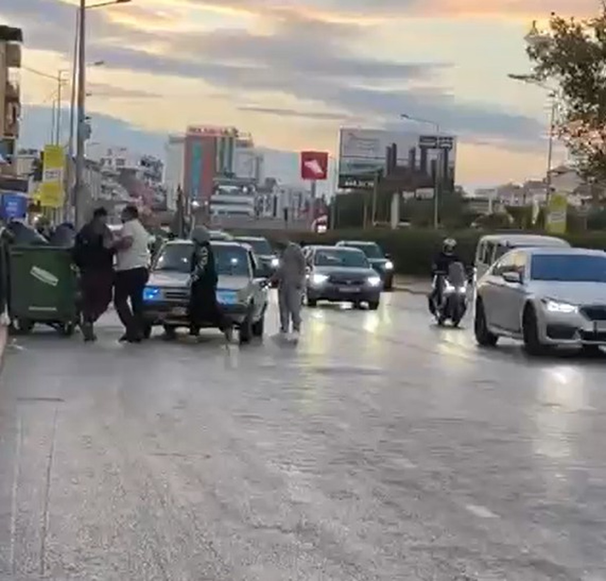 İzmir Çiğli\'de otomobile saldıran motosiklet sürücüsü 180 bin lira ceza aldı
