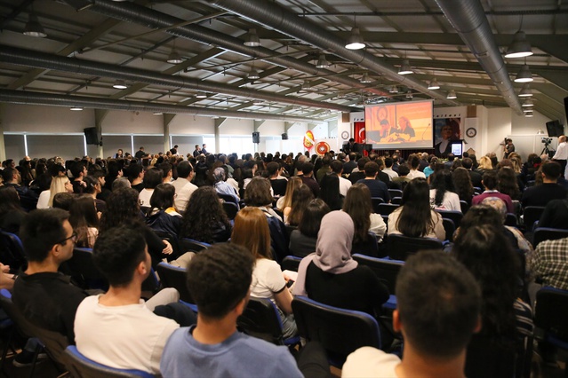 İzmir Demokrasi Üniversitesi Rektörü 57 yeni idari personel alındığını duyurdu