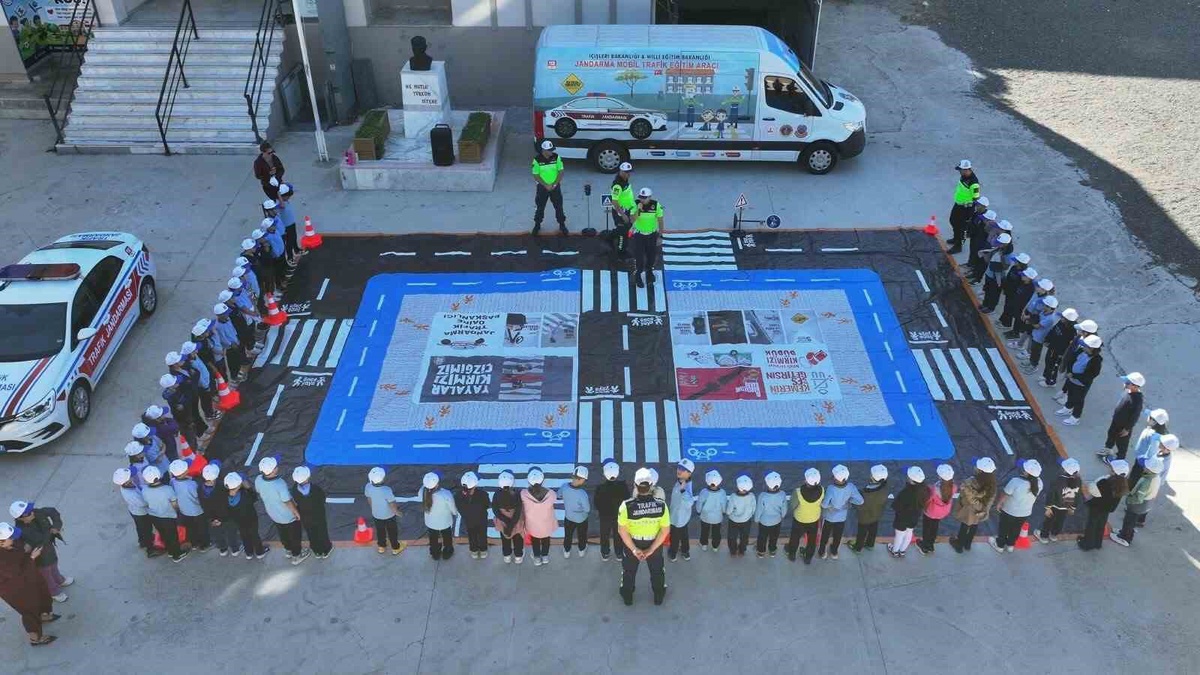 İzmir İl Jandarması Aliağa\'da Hasbi Şengül İlkokulu\'nda trafik eğitimi verdi
