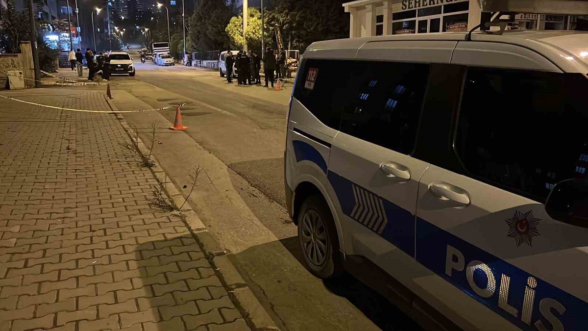 Kahramanmaraş\'ta iş yeri önünde ateş açan iki şüpheli, iki kişiyi yaralayıp kaçtı
