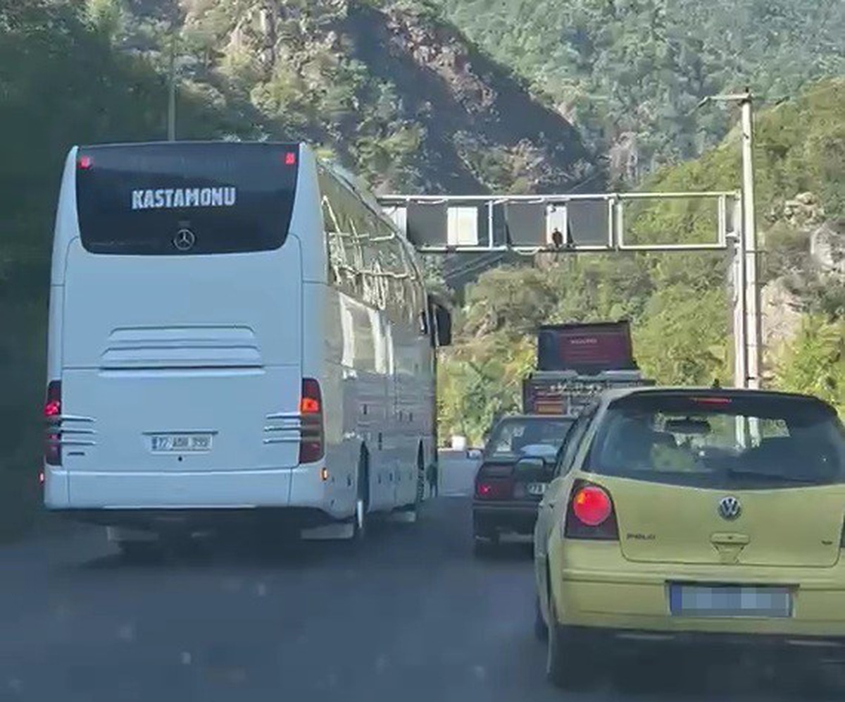 Karabük\'te hatalı sollayan yolcu otobüsü kameraya yansıdı ve sürücülere zor anlar yaşattı