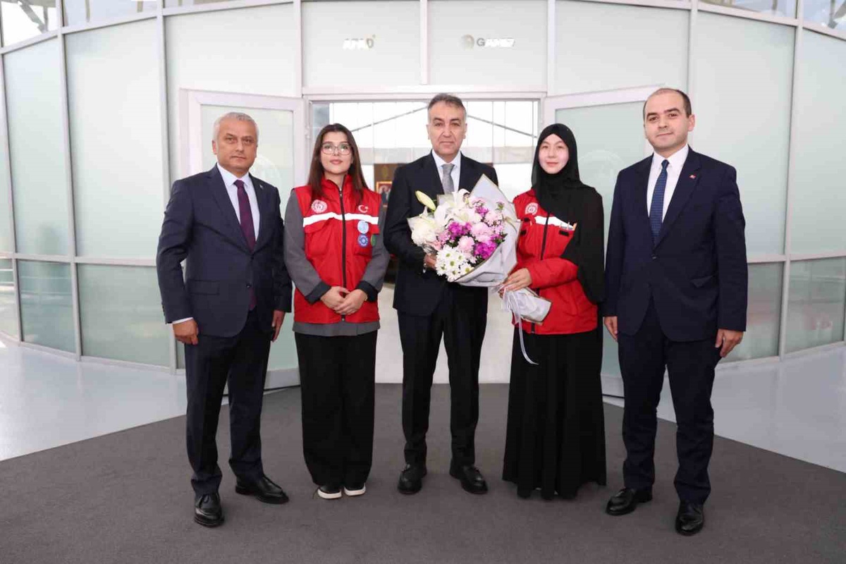 Karabük\'te 44 Damla gönüllüsü, Vali Çağatay\'ın makamında konuk oldu