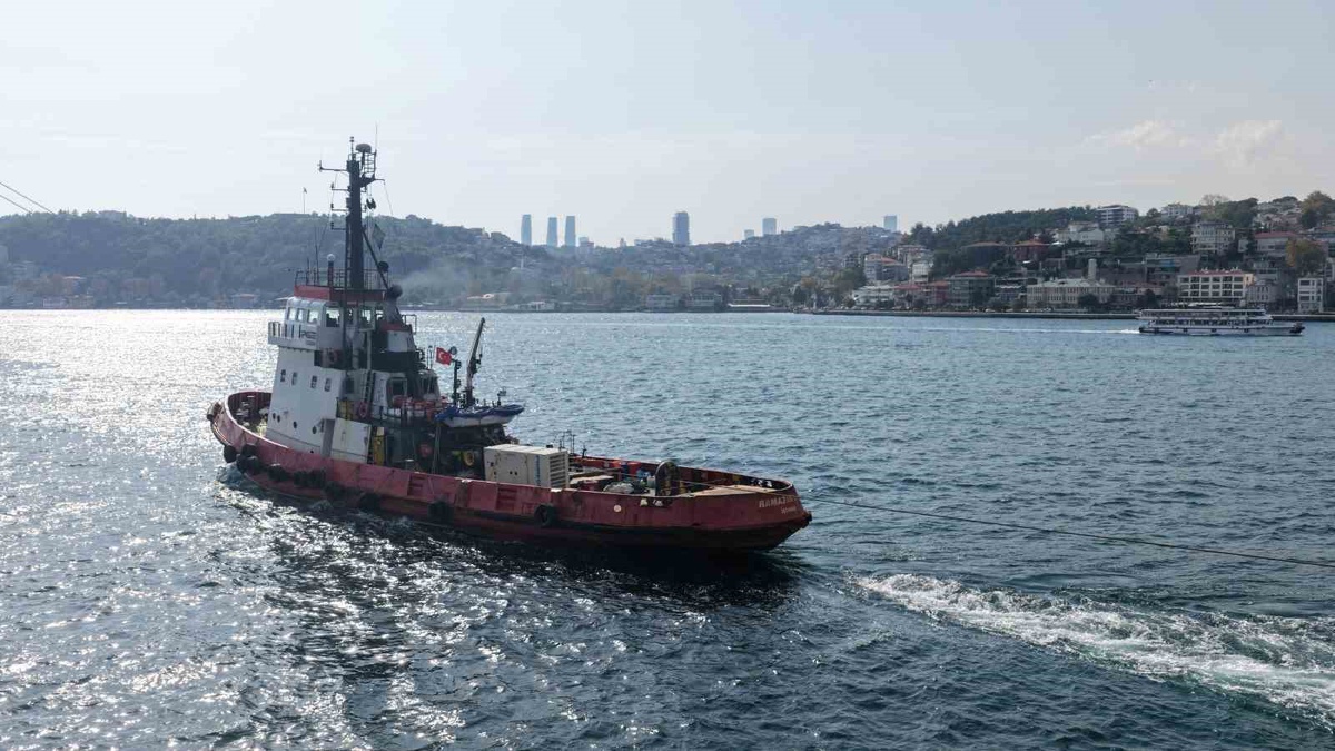 Karadeniz\'de hasar gören iki gemi Boğaz\'dan geçerek Yalova\'ya sevk edildi
