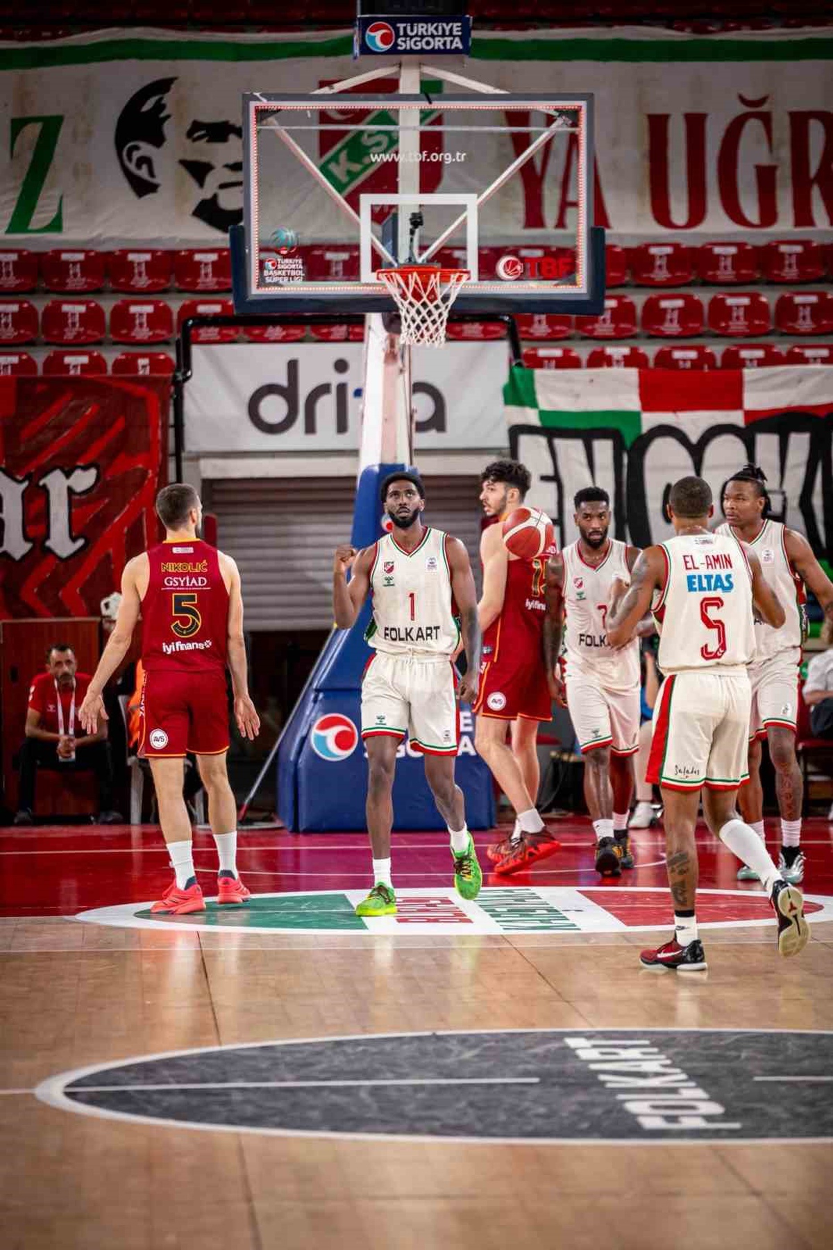 Karşıyaka Basketbol, Çayırova ve Fenerbahçe'yi sahasında yenmeyi hedefliyor.