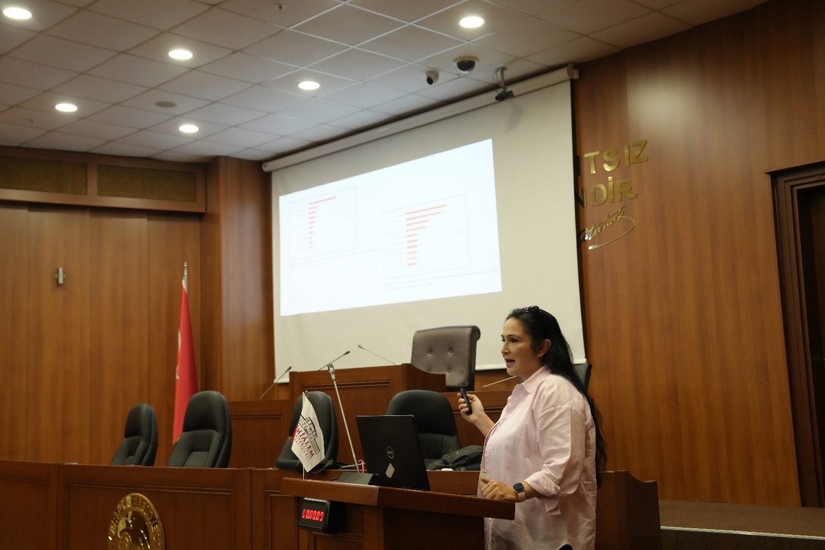 Kartal Belediyesi, personeline Bezmialem iş birliğiyle meme kanseri semineri düzenledi