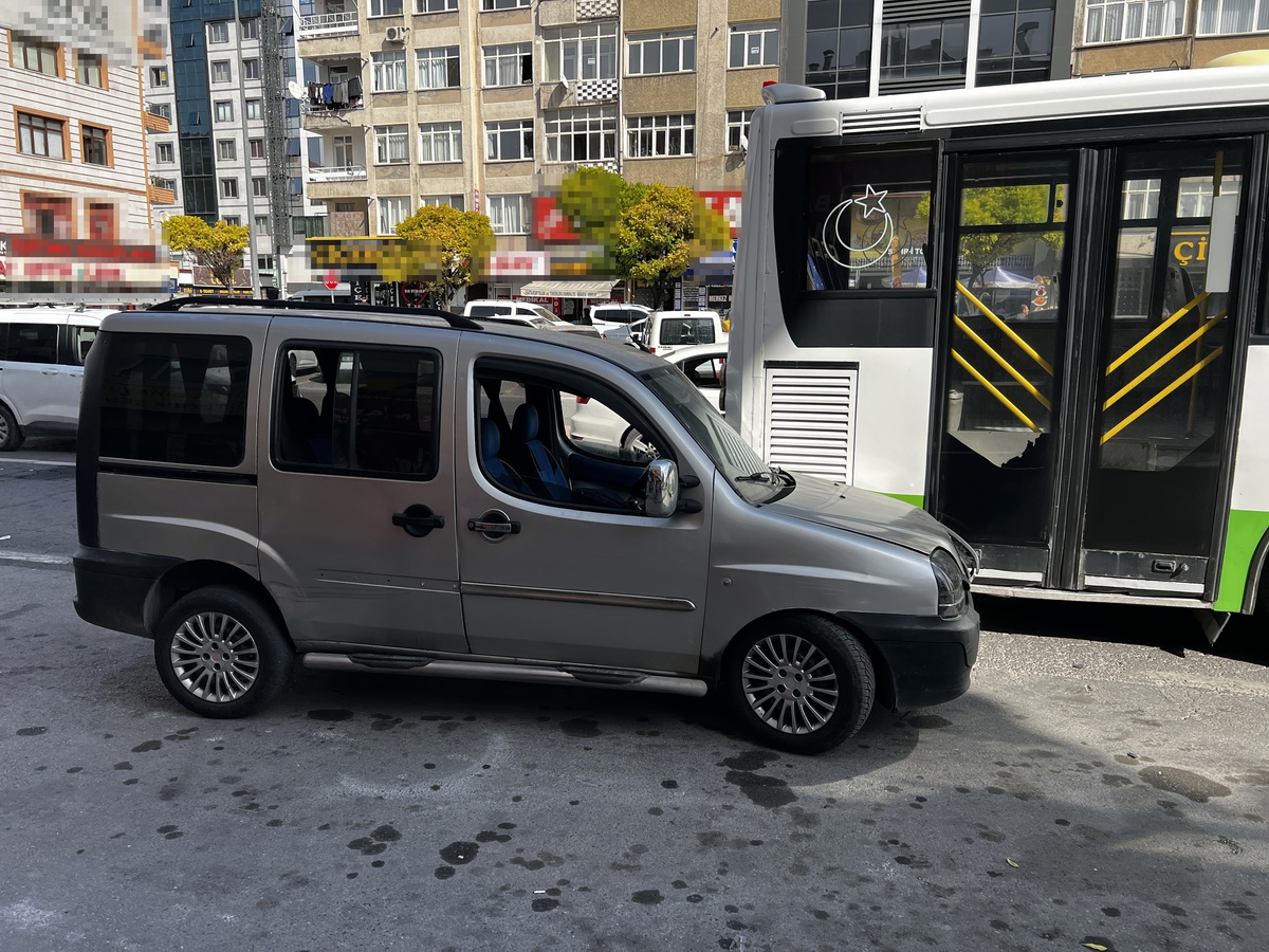 Kayseri\'de akrabasını bıçaklayan B.C. kaçarken otobüse çarptı; M.A. ve B.C. yaralandı