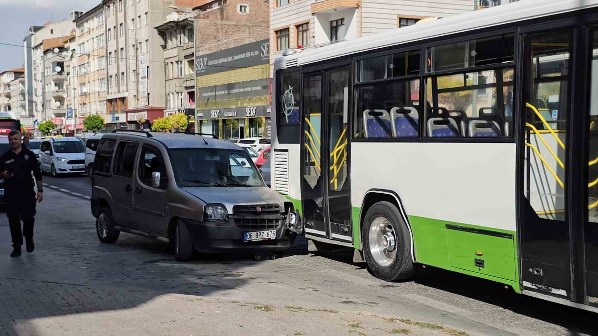 Kayseri\'de akrabasını bıçaklayan şüpheli otobüse çarpınca yakalandı, 2 kişi yaralandı