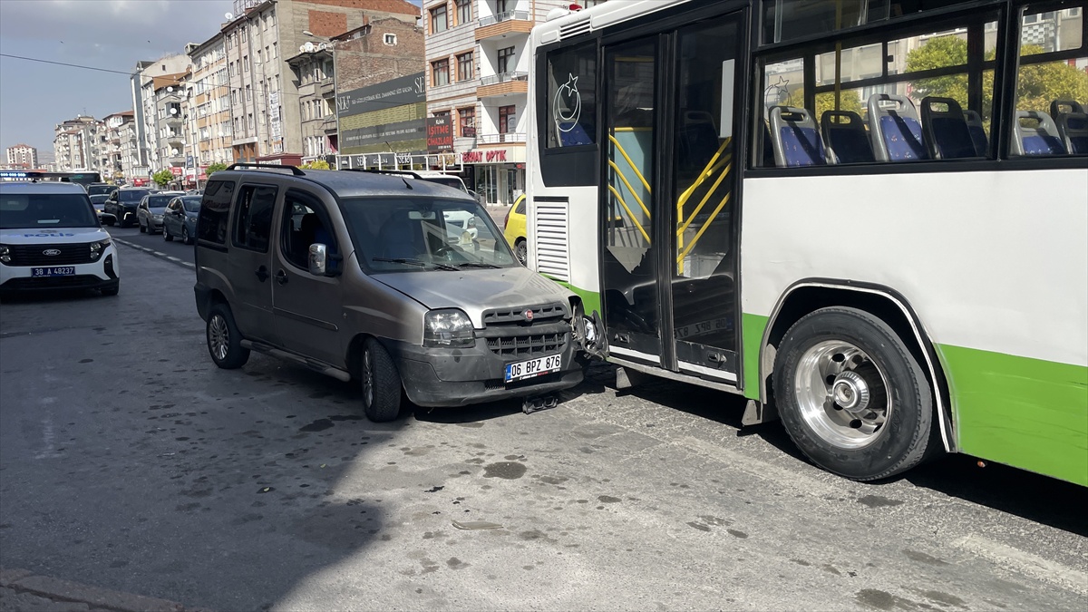 Kayseri\'de akrabasını bacağından bıçaklayan zanlı kaçarken otobüse çarparak yakalandı