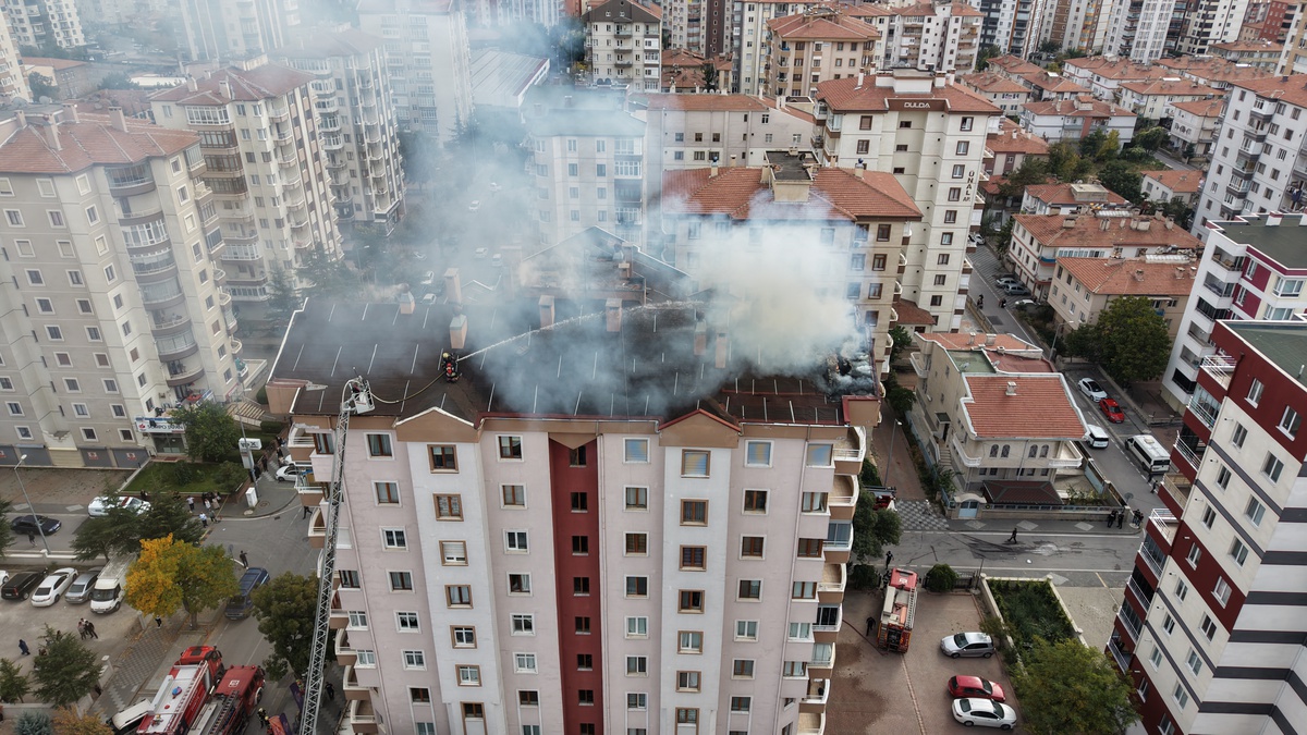 Kayseri\'de 9 katlı apartmanın çatısında tadilat sırasında çıkan yangın söndürüldü