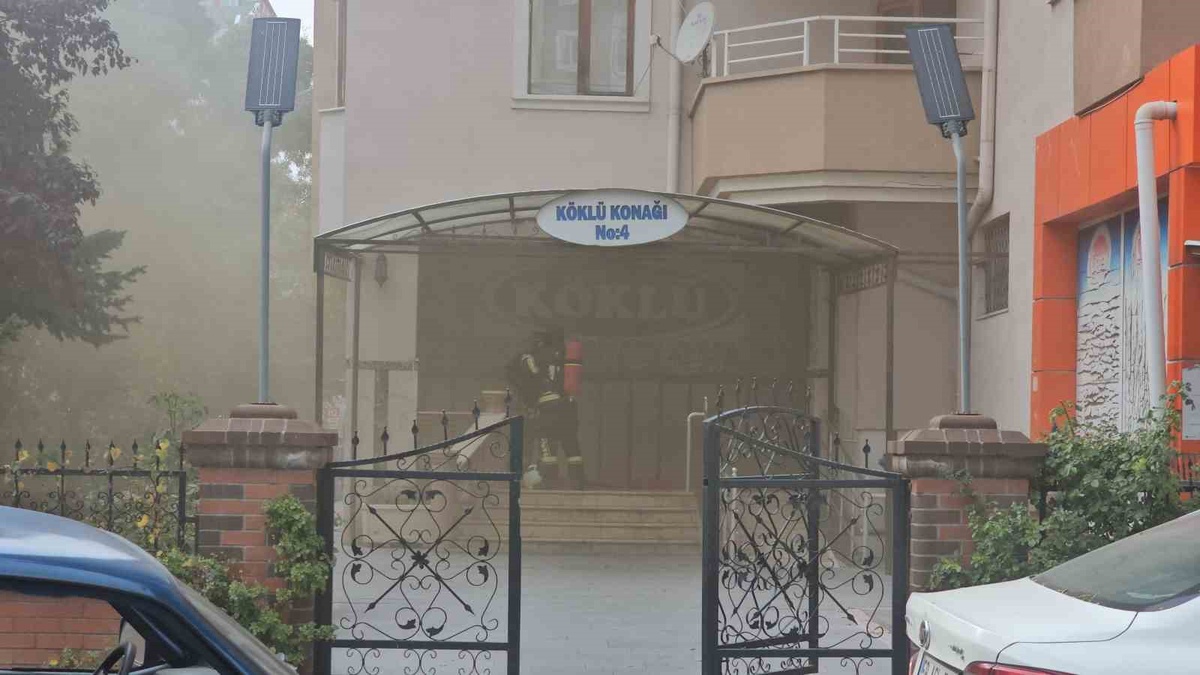 Kayseri Melikgazi\'de 9 katlı binanın çatı katında çıkan yangında tahliye başlatıldı
