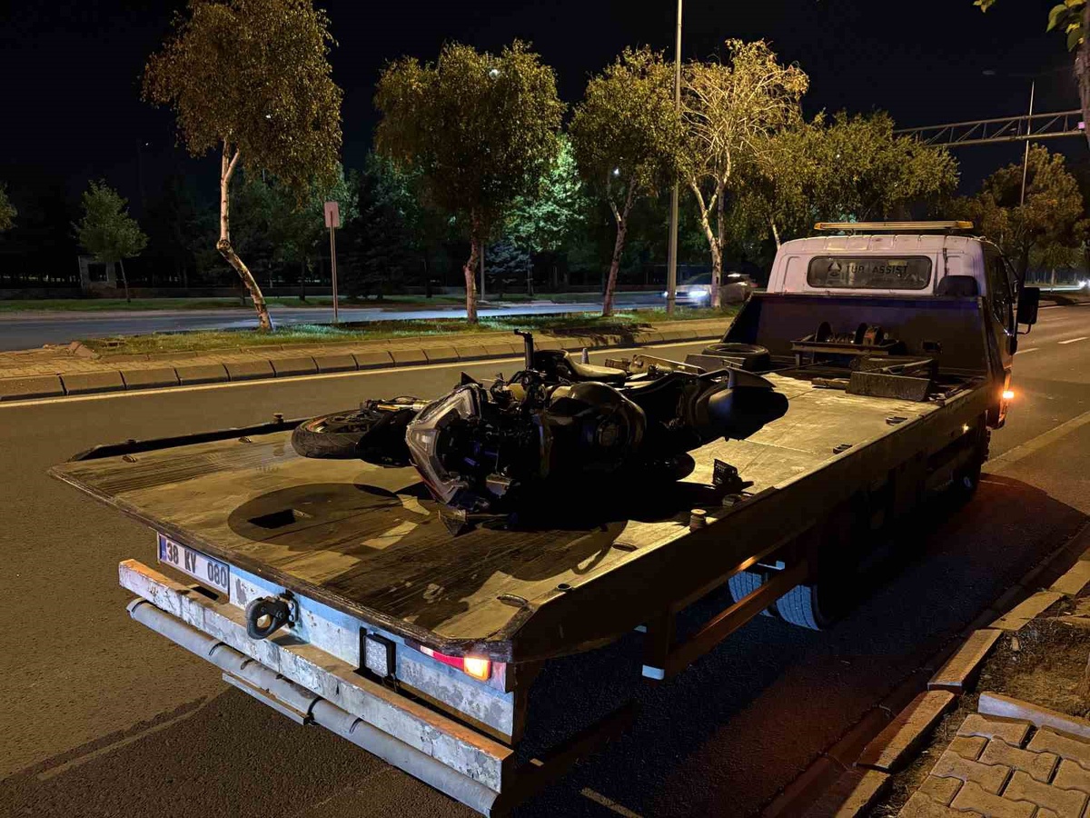 Kayseri Melikgazi\'de 50 metre sürüklenen motosiklet sürücüsü ağır yaralandı