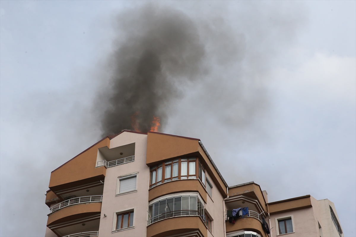 Kayseri Melikgazi\'de tadilattaki 9 katlı apartmanın çatı yangını söndürüldü