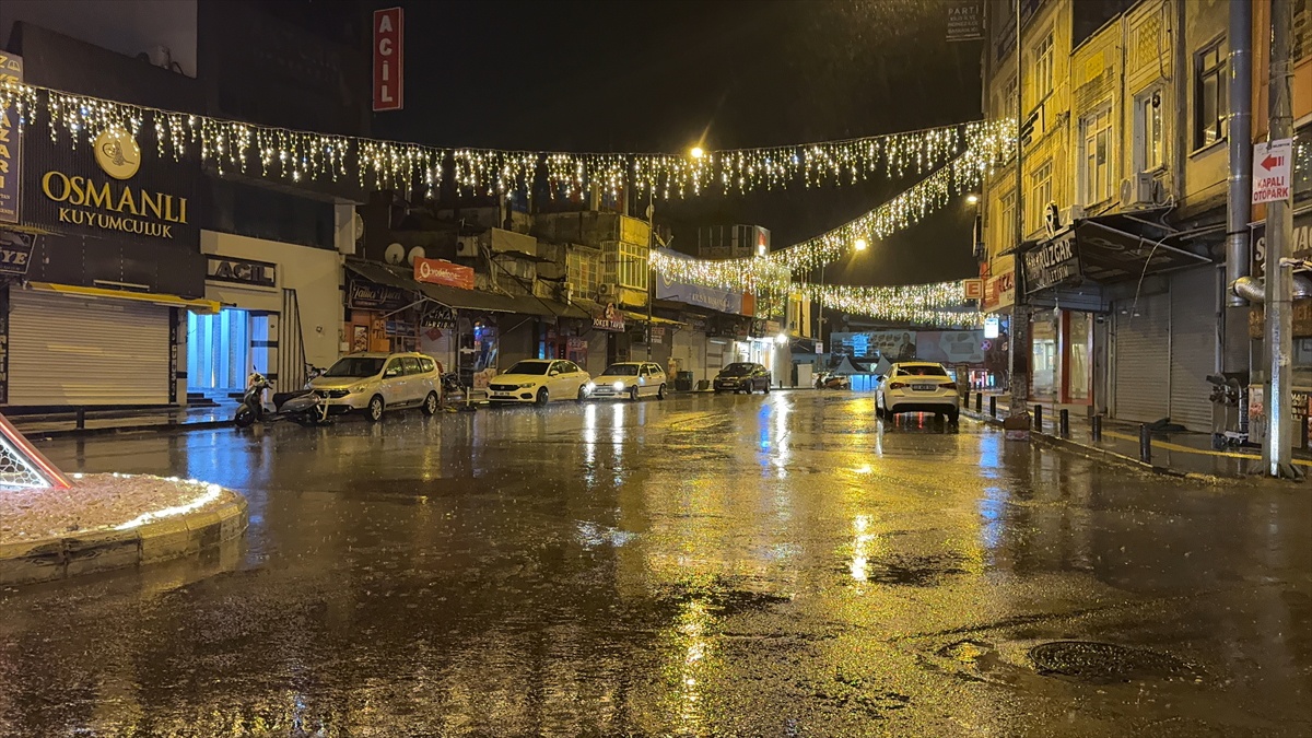 Kilis\'te sağanak su birikintileri oluşturdu, sürücüler güçlük çekti