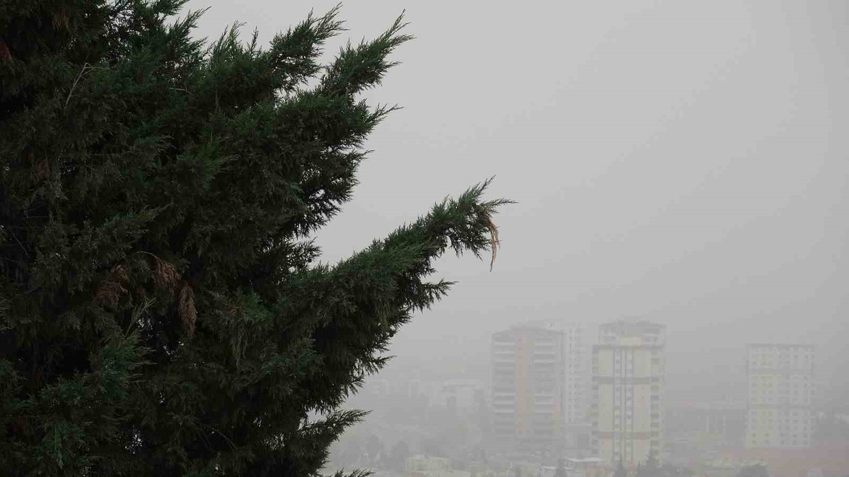 Kilis\'te Suriye\'den gelen toz görüş mesafesini düşürdü, sürücüler kontrollü ilerliyor