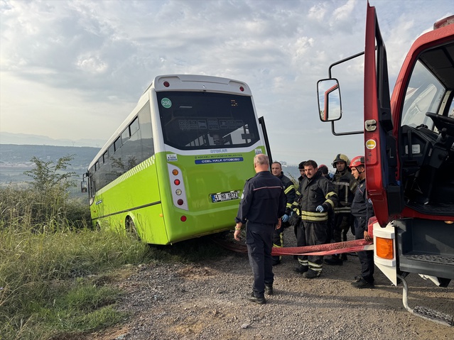 Kocaeli İzmit'te şarampole düşen özel halk midibüsünün altında kalan sürücü öldü