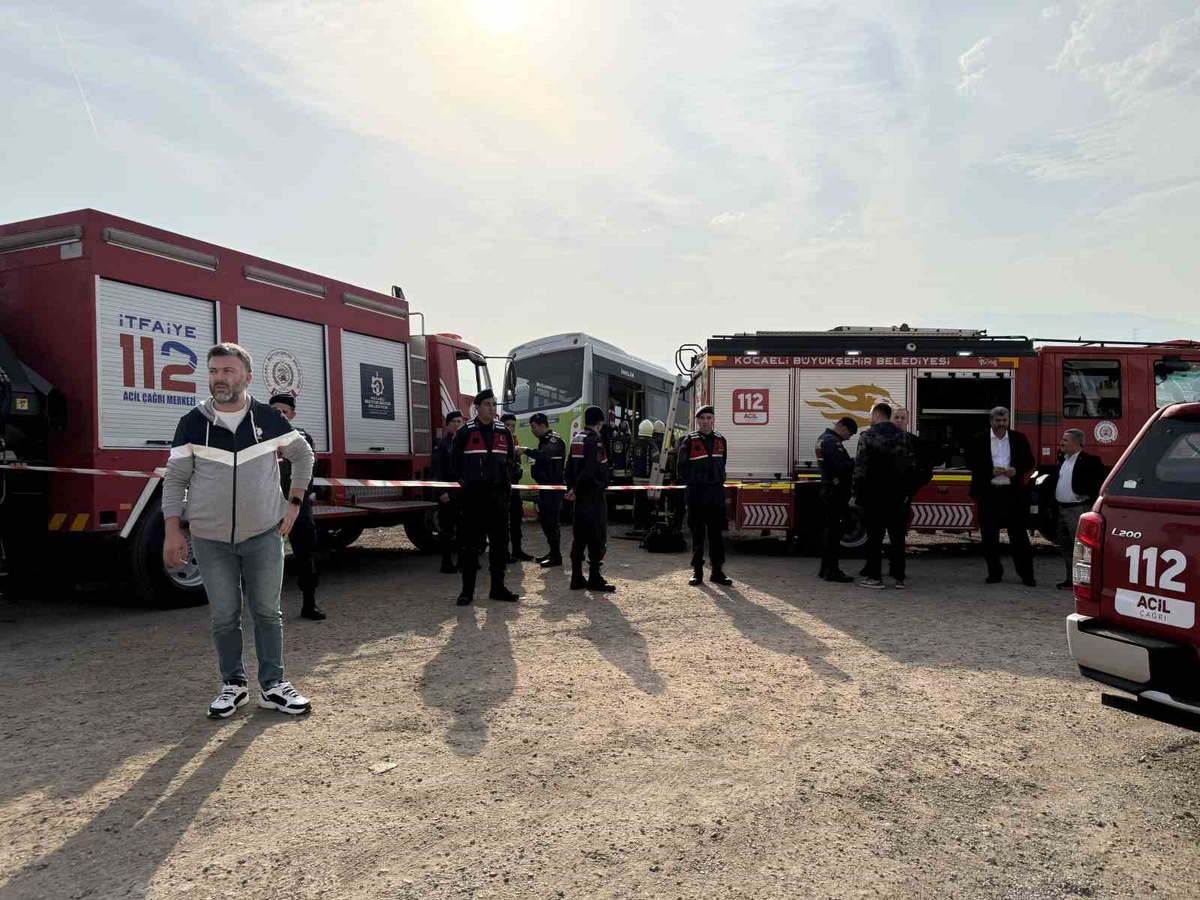 Kocaeli İzmit\'te otobüs sürücüsü, park ettikten sonra aracının altında kalarak öldü
