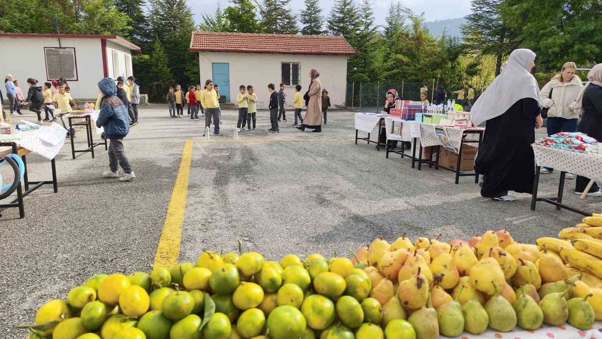 Konya Bozkır\'da 24 okulda 1300 öğrenciye ağız-diş bakım ürünü dağıtıldı