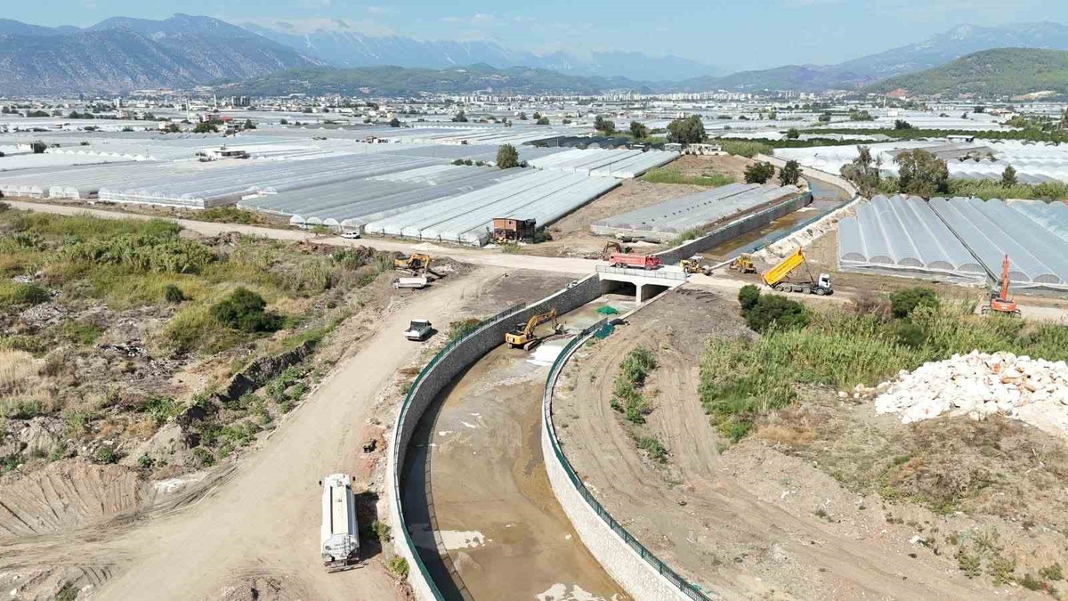 Kumluca\'da Üleşik Deresi sel sularını denizle buluşturacak, 750 metre kanal yapıldı