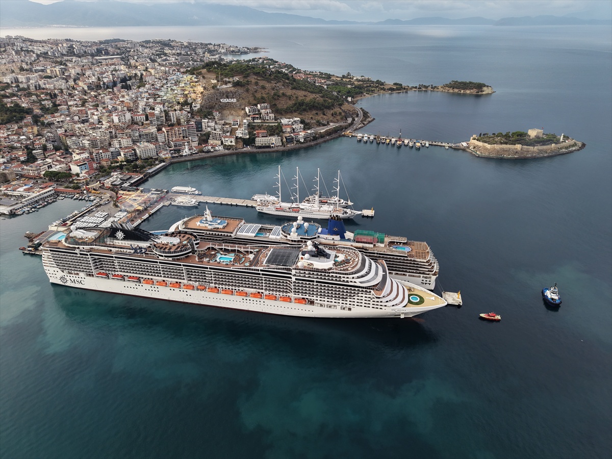 Kuşadası\'na 4 kruvaziyerle 6 bin turist geldi, çoğunluğu ABD\'li