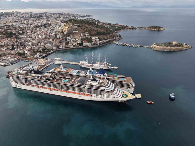 Kuşadası'na 4 kruvaziyerle gelen yaklaşık 6 bin turist ilçede hareketlilik oluşturdu