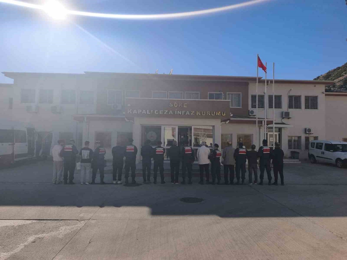 Kuşadası\'nda jandarma, çeşitli suçlardan aranan 11 hükümlüyü cezaevine gönderdi