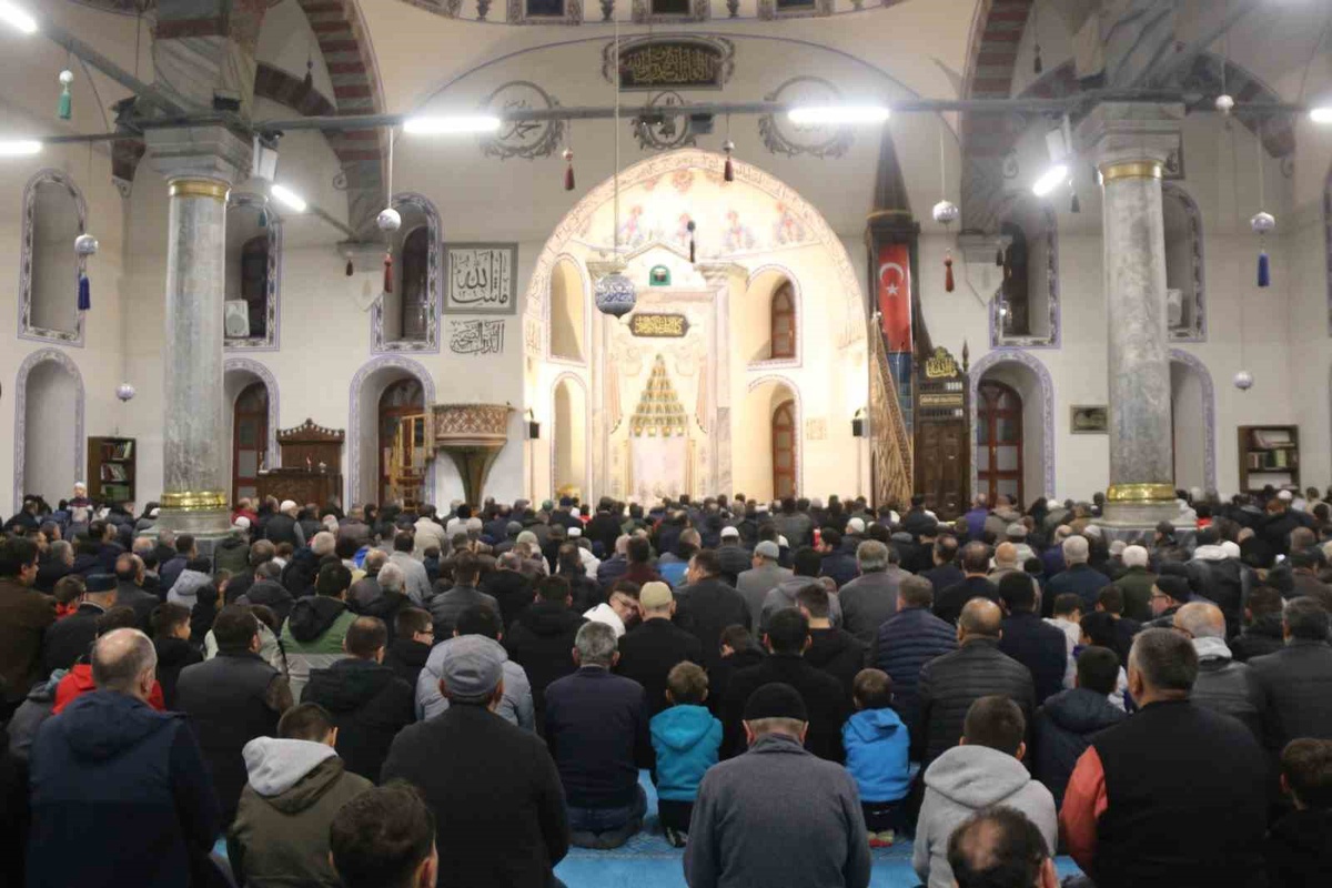 Kütahya Ulu Camii\'deki sabah namazı etkinliğinde öğrenciler aileleriyle buluştu