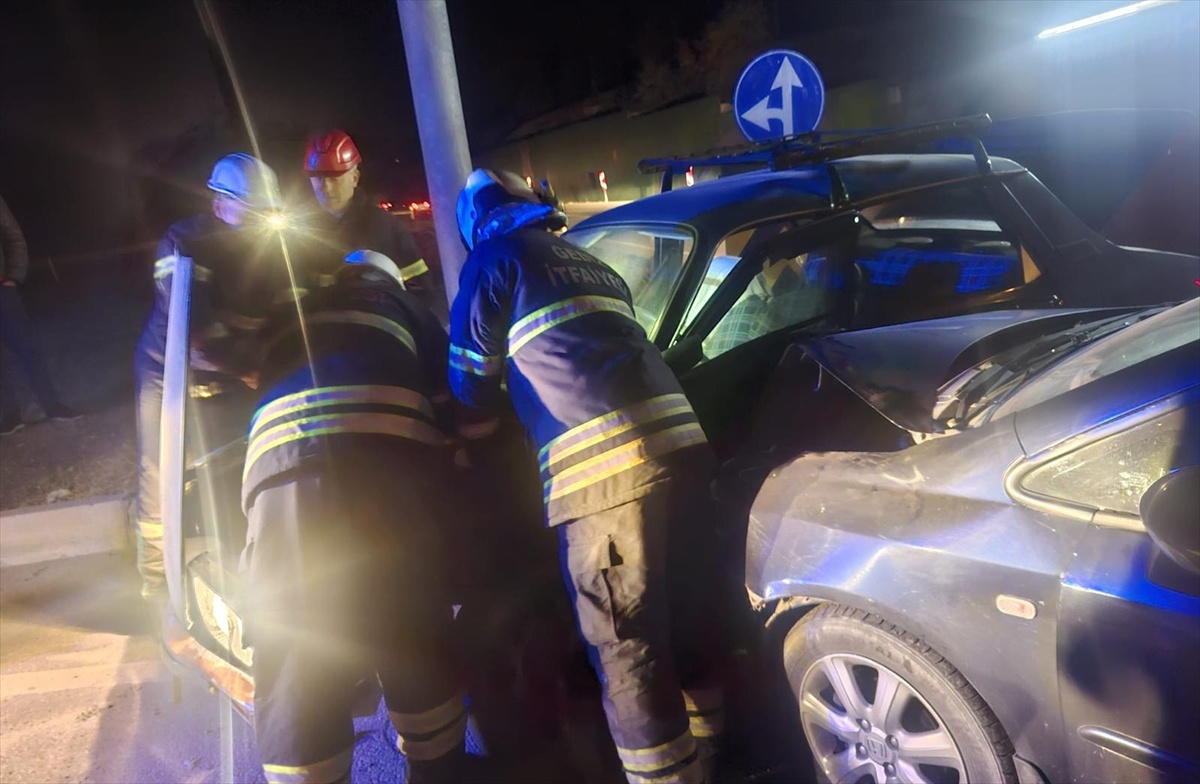 Kütahya Gediz\'de kavşakta iki otomobil çarpıştı, aynı araçtaki 3 kişi yaralandı