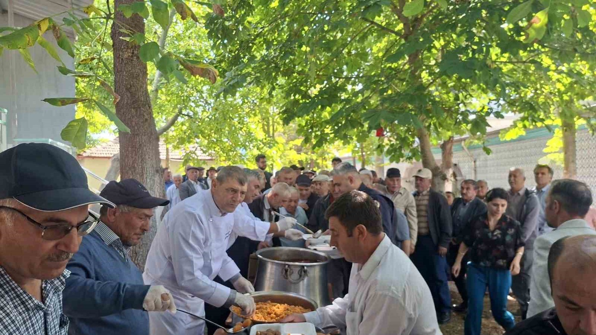 Kütahya Hisarcık\'ta 1776\'dan beri güz hayrında yaklaşık bin kişiye yemek ikram edildi
