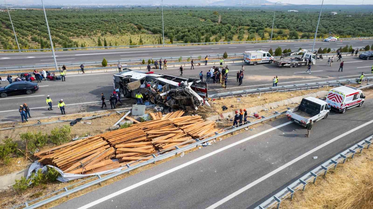 Manisa Akhisar\'da 11 kişinin öldüğü kazada otobüs şoförü geri manevra yaptığını söyledi