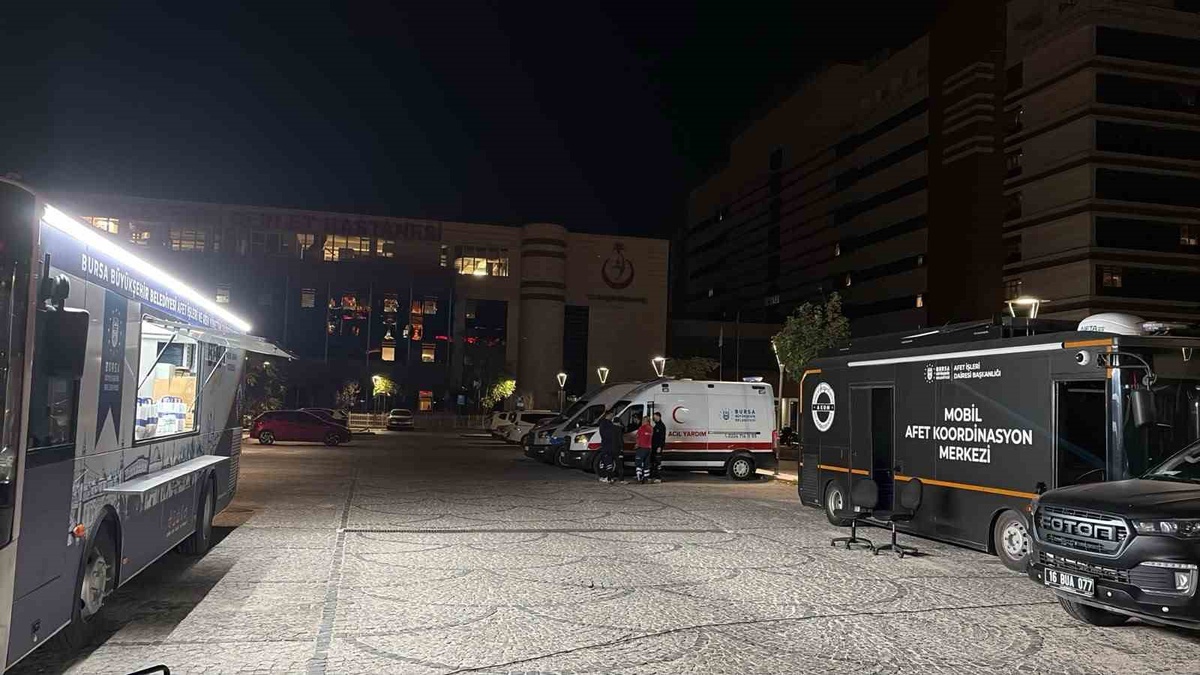 Akhisar\'da otobüs kazası: 11 ölü, 27 yaralı; Bursa AKOM seferber oldu