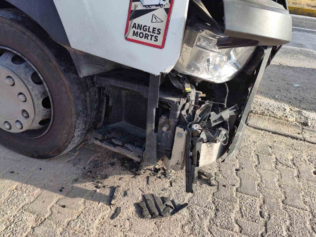 Manisa Alaşehir\'de tırla çarpışan otomobilin 19 yaşındaki sürücüsü yaralandı