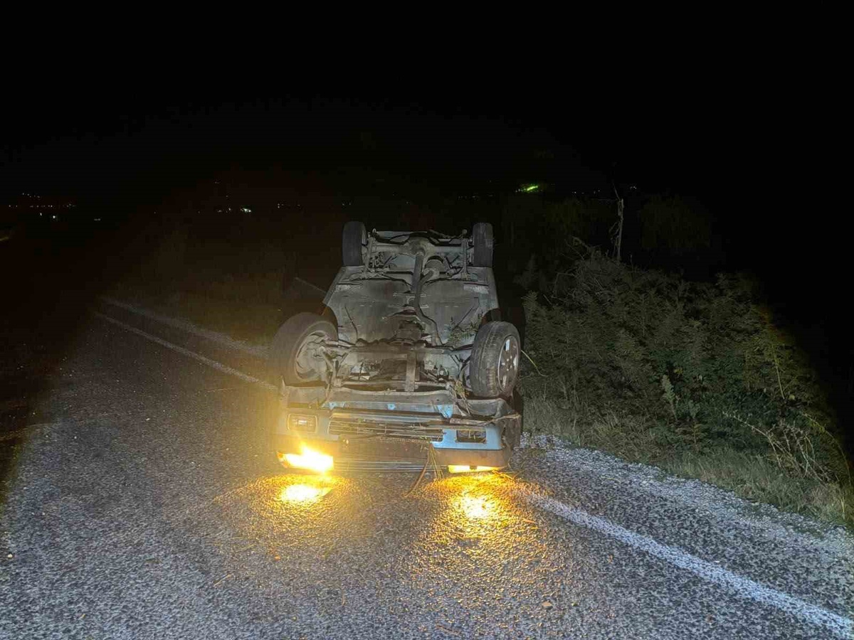 Manisa Alaşehir\'de virajı alamayan otomobil takla attı, 21 yaşındaki sürücü yara almadı