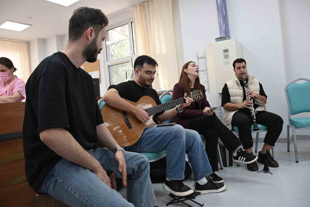 Manisa\'da meme kanseri farkındalığı için kemoterapi ünitesinde mini konser verildi