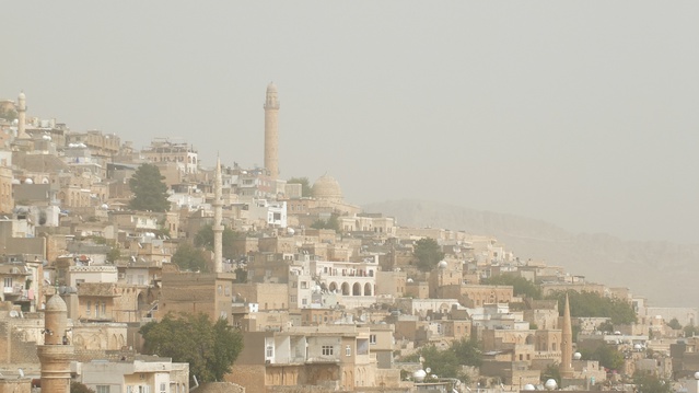 Mardin'de toz taşınımı hava kalitesini düşürdü, tarihi yapılar ve araçlar tozlandı