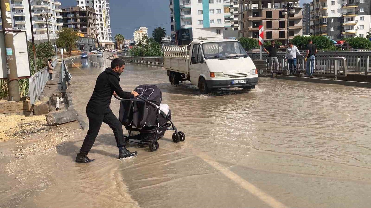Mersin Erdemli\'de sağanak yarım saat sürdü, Alata Mahallesi\'nde bazı evleri su bastı