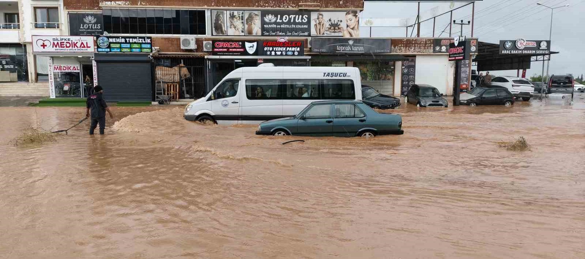 Mersin Silifke\'de sağanak sele dönüştü, hastane yolu ulaşıma kapandı