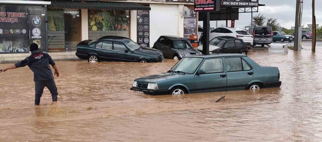 Yollar kapandı, araçlar suya gömüldü.. Görüntü Türkiye’den