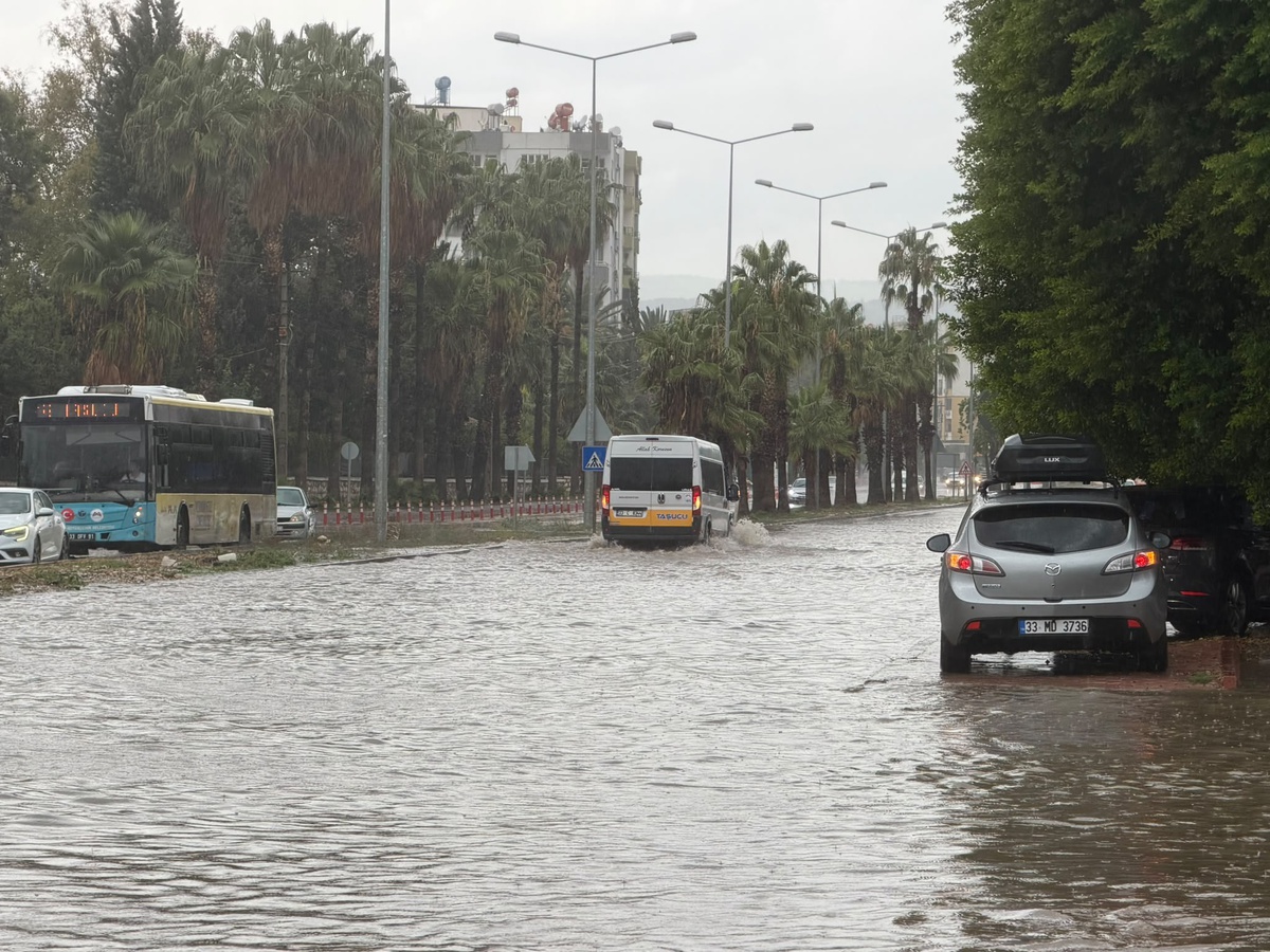 Mersin Silifke\'de sağanak yolları göle çevirdi, araçlarda mahsur kalanlar kurtarıldı