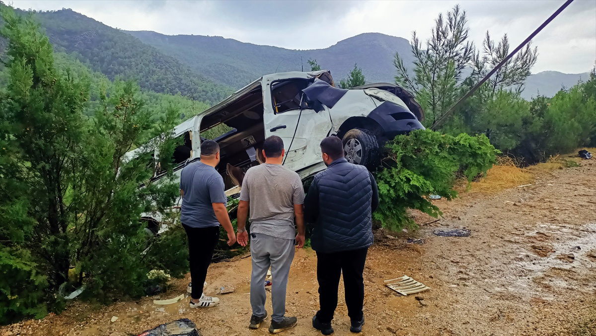 Mersin Silifke\'de D-400\'deki yolcu minibüsü ağaçlık alana devrildi, 17 kişi yaralandı
