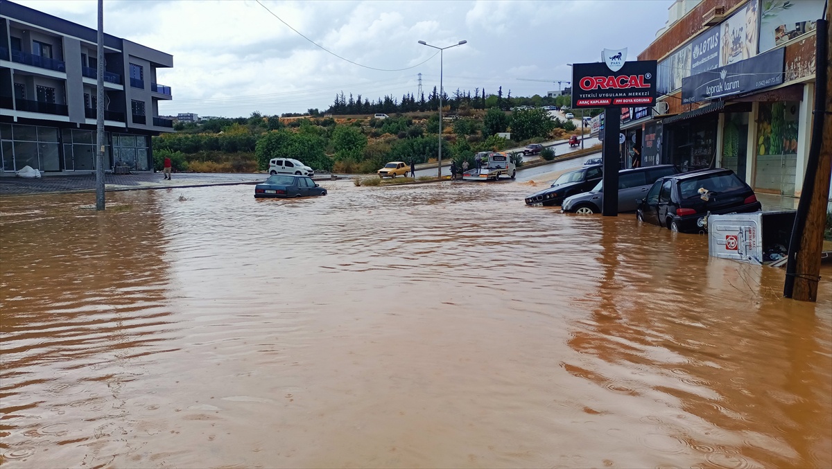 Mersin Silifke\'de sağanak ev ve iş yerlerini su bastı, MESKİ müzede tahliye başlattı