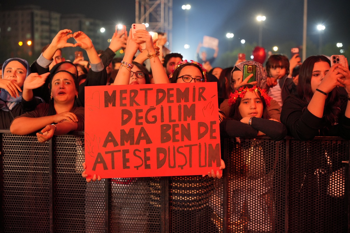 Mert Demir, Diyarbakır Kültür Yolu Festivali\'nin ikinci akşamında sahnedeydi